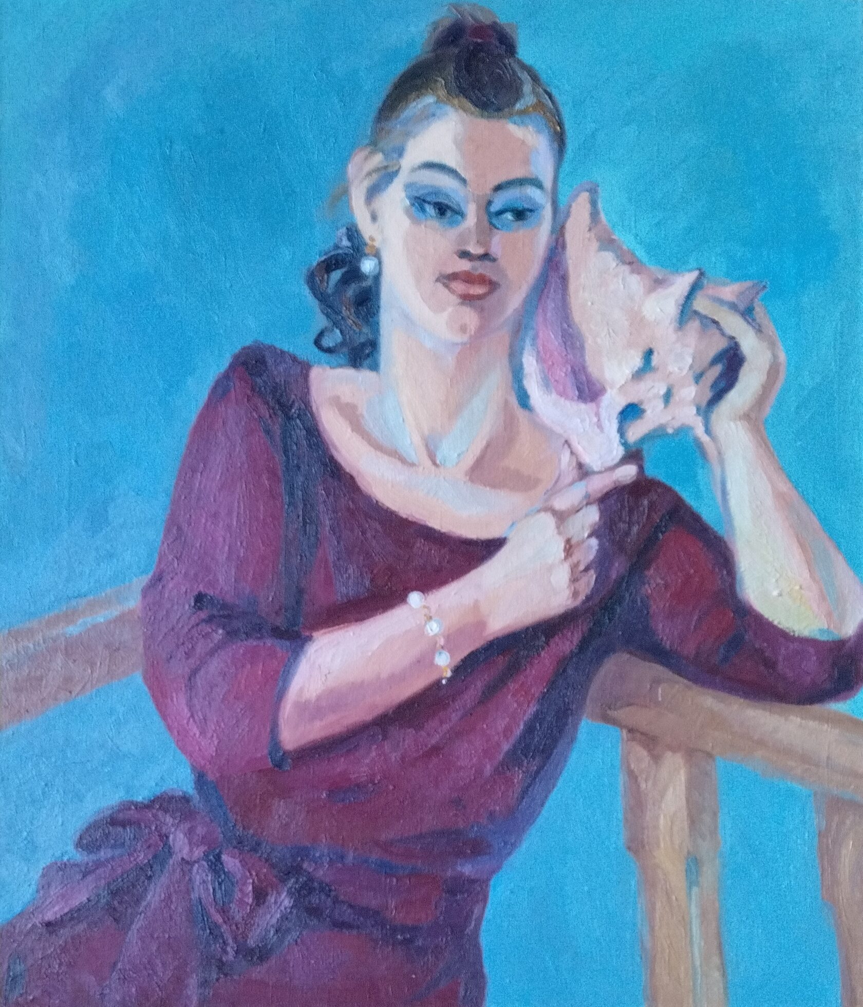 На картине изображен портрет девушки с ракушкой. Она сидит и держит в руках ракушку, которую прижала к уху