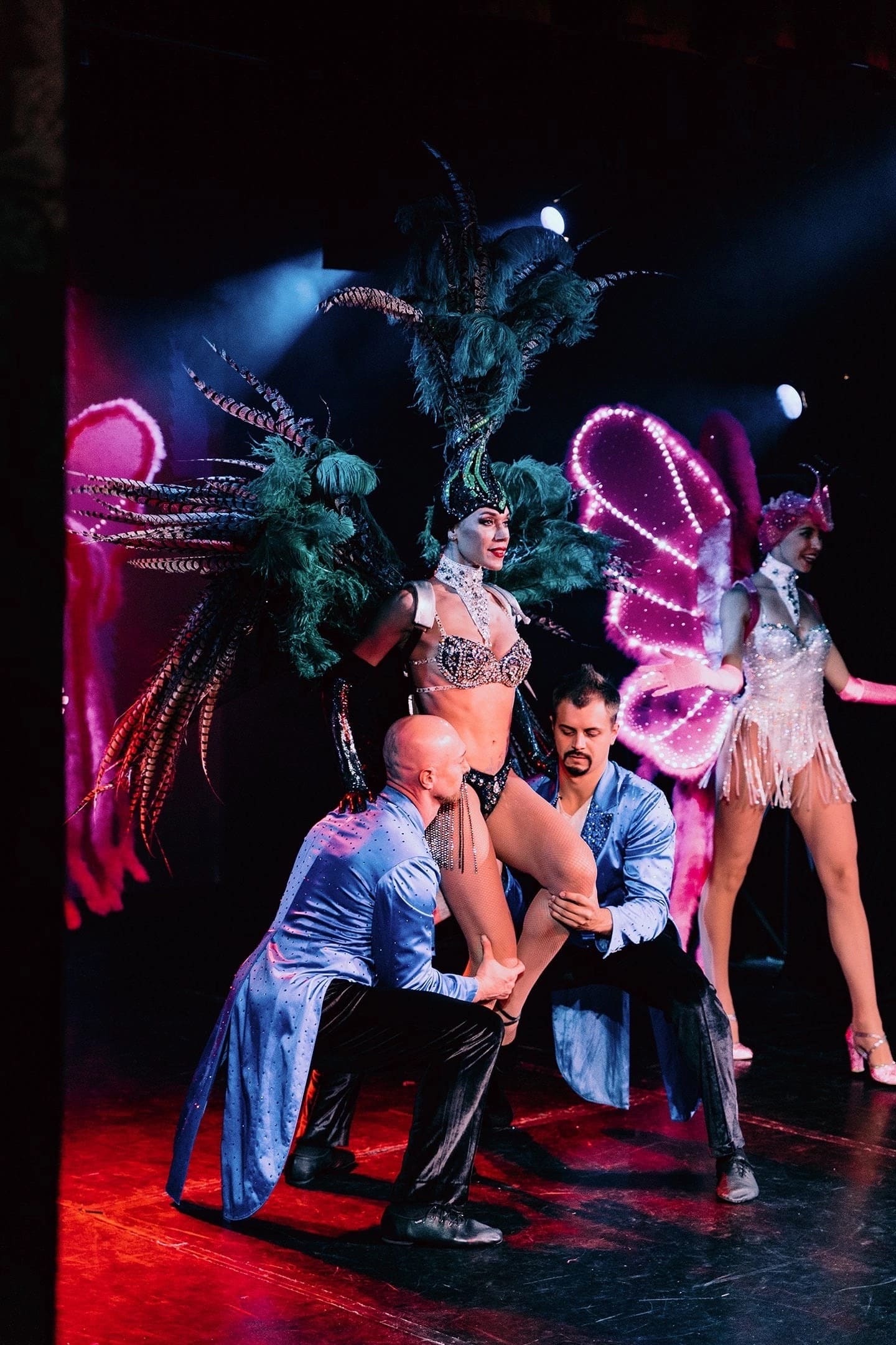 Кабаре шоу мулен руж. Французский кордебалет мулен руж. Кабаре мулен руж в париже. Кабаре мулен руж в париже. Кабаре мулен руж в париже.