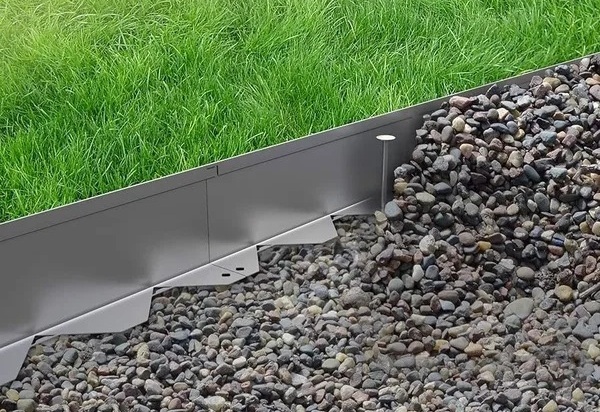 Установка стального бордюра