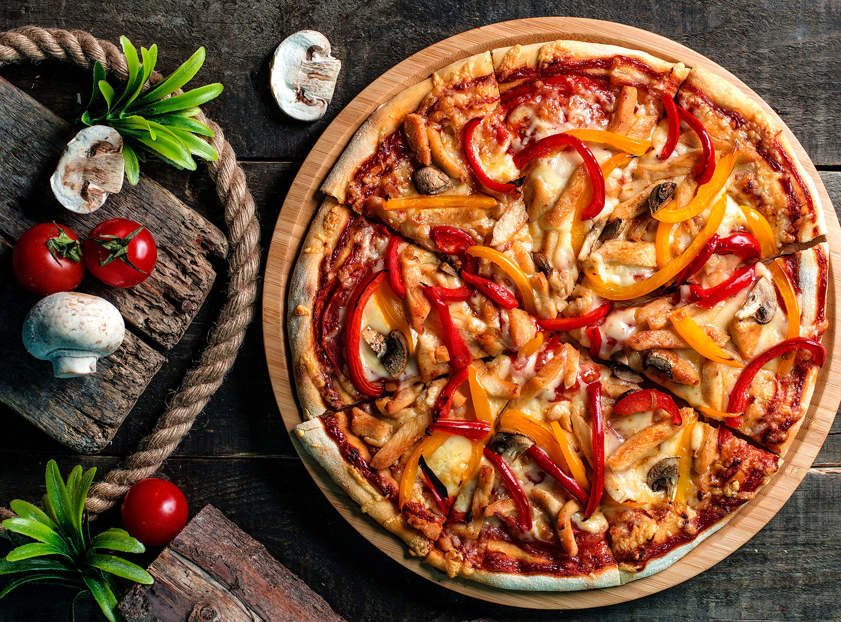 Пицца карри. Мексиканская пицца Томато. Листовка пицца. Сочетание грибов и помидоров в пицце.
