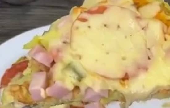 Приготовление кабачковой пиццы с помидорами и сыром на сковороде: шаг 8