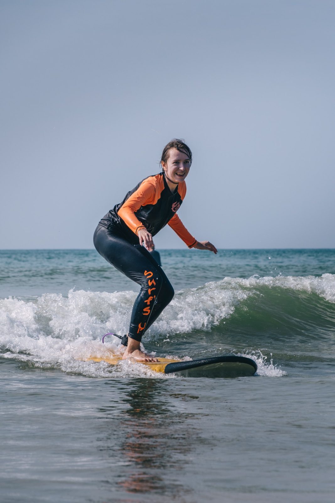 Ученица школы Surf's Up встала на волну