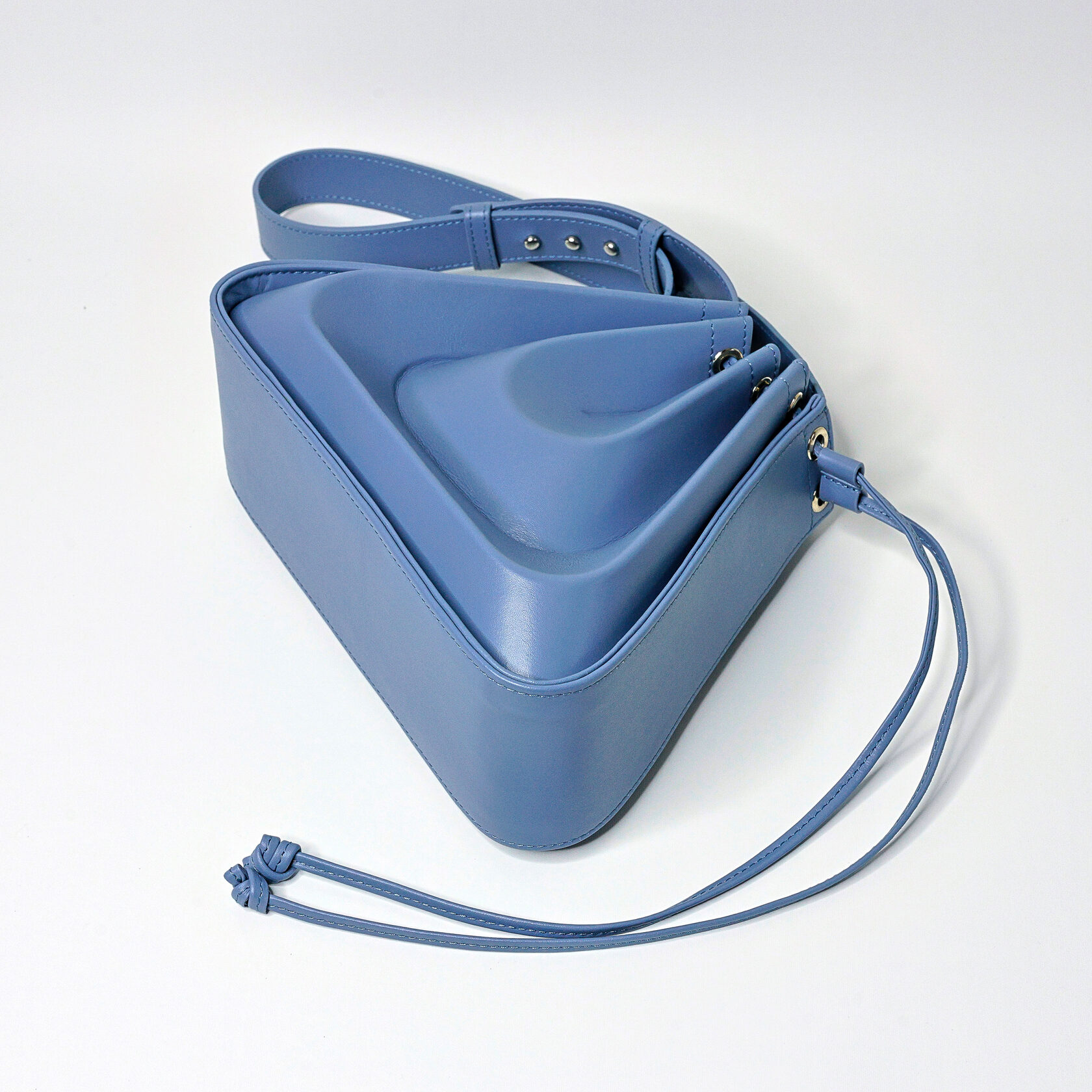 дизайнерская сумка Drift архитектурной формы серо-голубого цвета из натуральной кожи