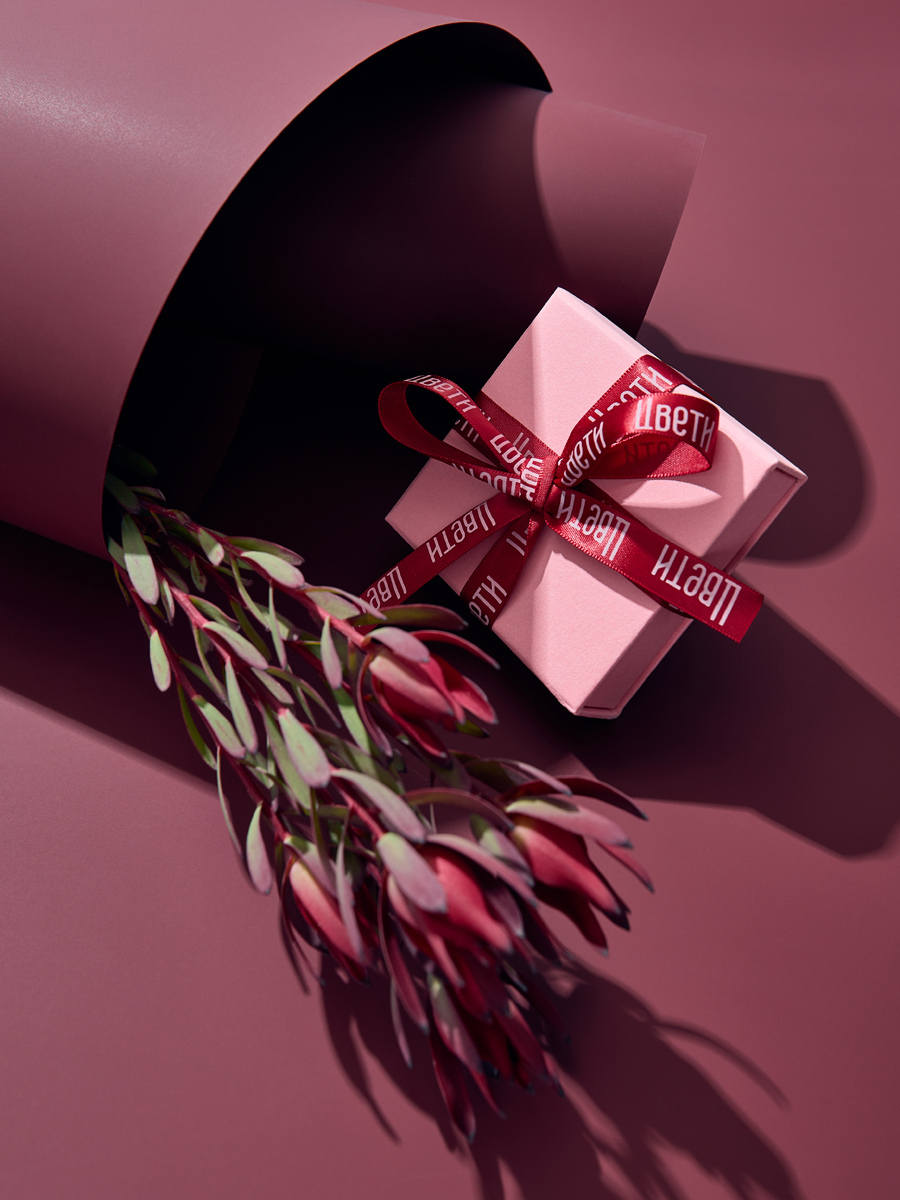 цветы с подарком тематическая съемка бордовый цвет
