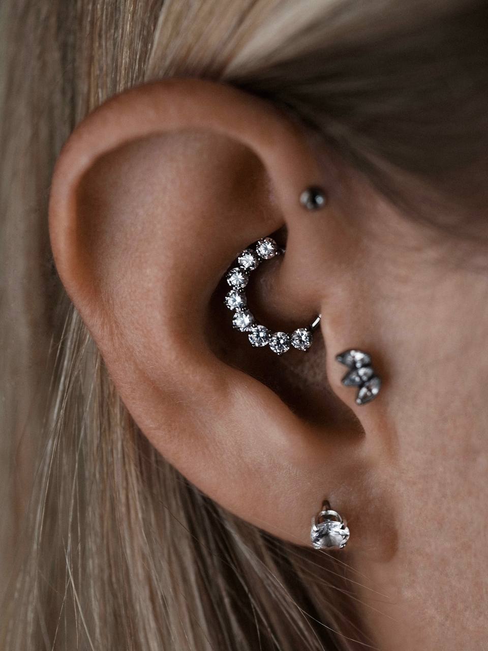 Пирсинг дейс на ухе