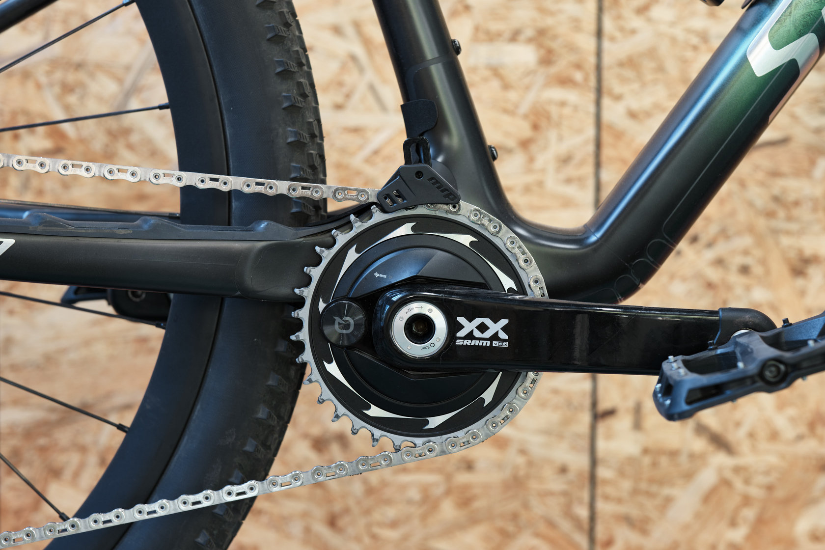 Кареточный узел с шатуном SRAM XX оклеенного защитной пленкой велосипеда Specialized в мастерской