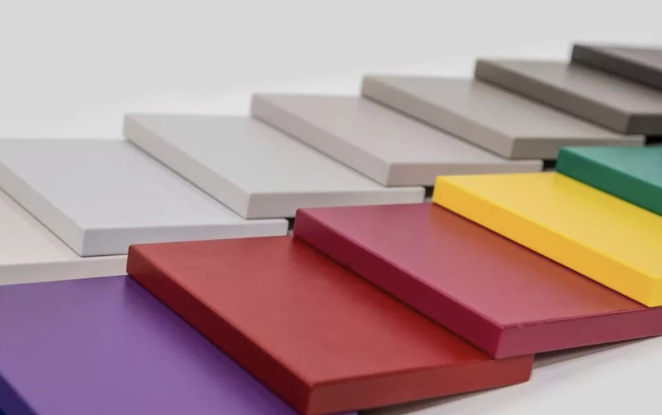 Образцы фасадов: эмаль и ПВХ разных цветов, крупный план
