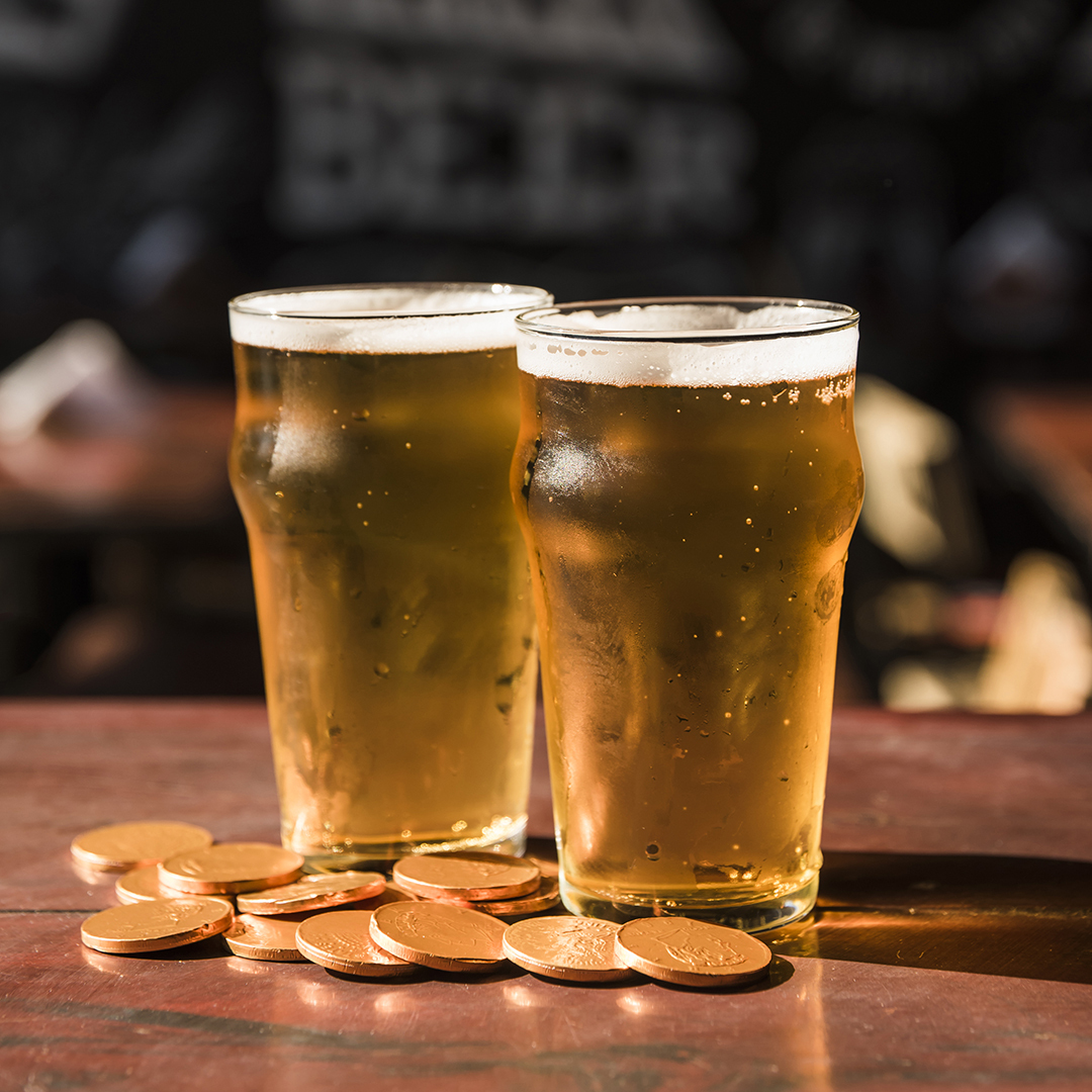 пиво в ресторане. пиво наливают. пиво на розлив. разливное пиво. пиво на разлив.