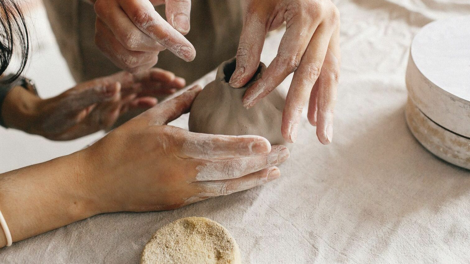 фото парня и девушки на романтическом свидании в публичном месте