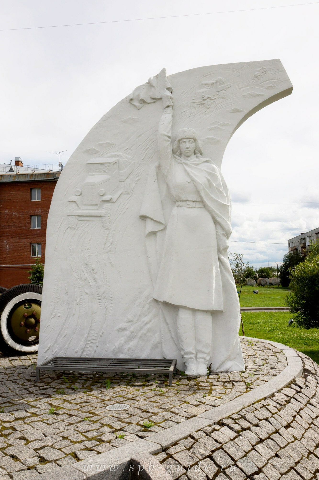 Памятник фронтовой регулировщице рядом с городом. Мемориальный комплекс дорога жизни первый километр. Памятник регулировщице дорога жизни блокадного Ленинграда. Памятник регулировщице на дороге жизни. Памятник первый километр дороги жизни.