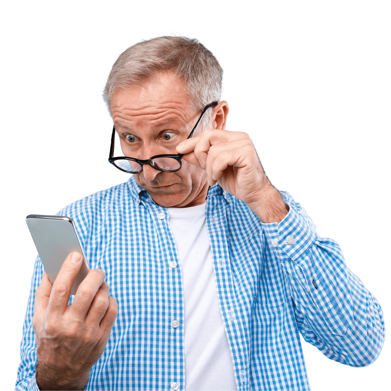 Удивляющийся пожилой мужчина в очках с телефоном в руках. 
