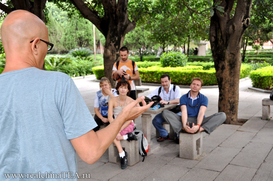 Игорь Середкин проводит чайные туры по Китаю