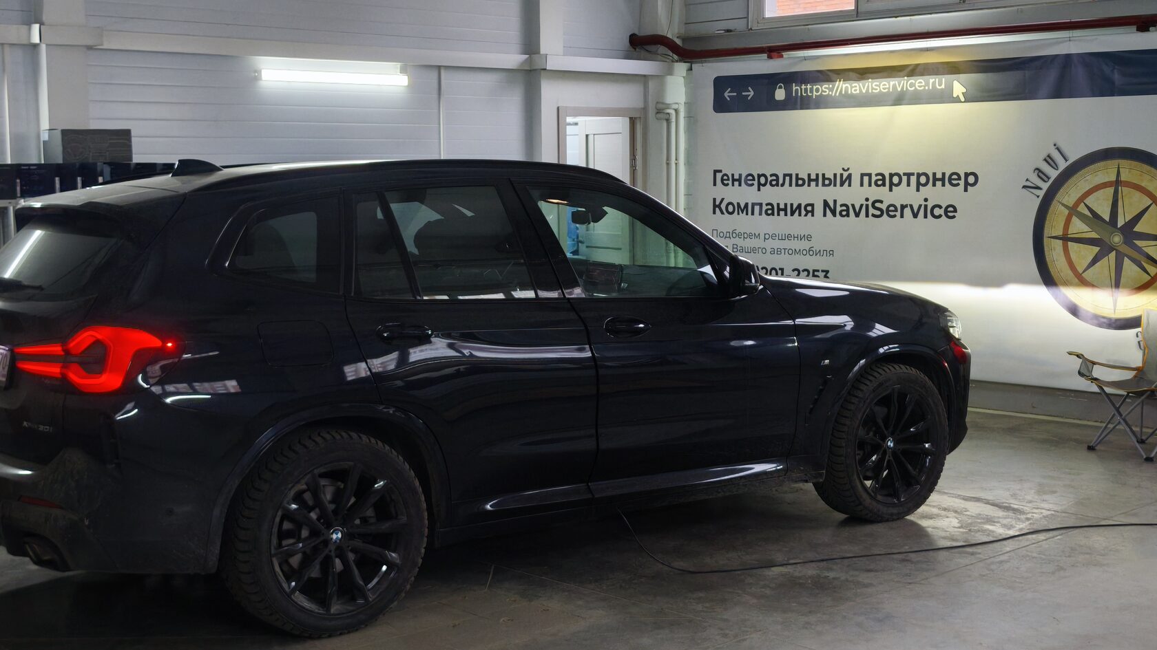 Автомобиль в установочном центре NaviService