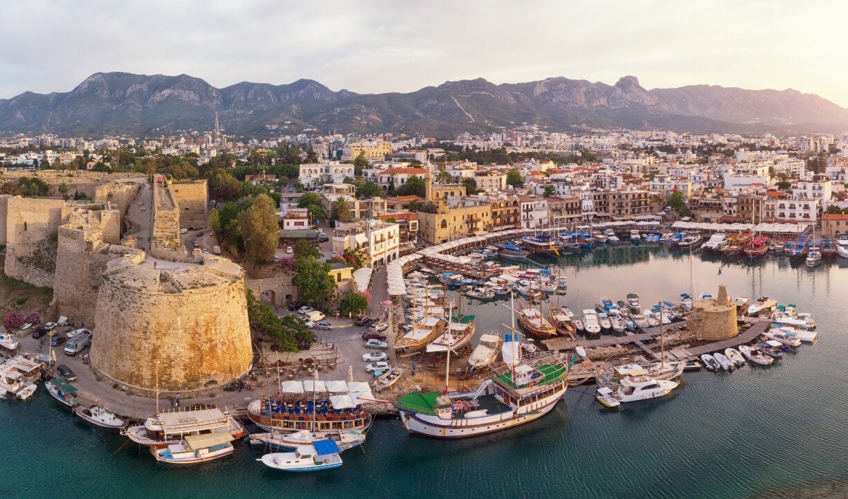 Вид на гавань города Гирне (Кирения) на Северном Кипре с замком и яхтами