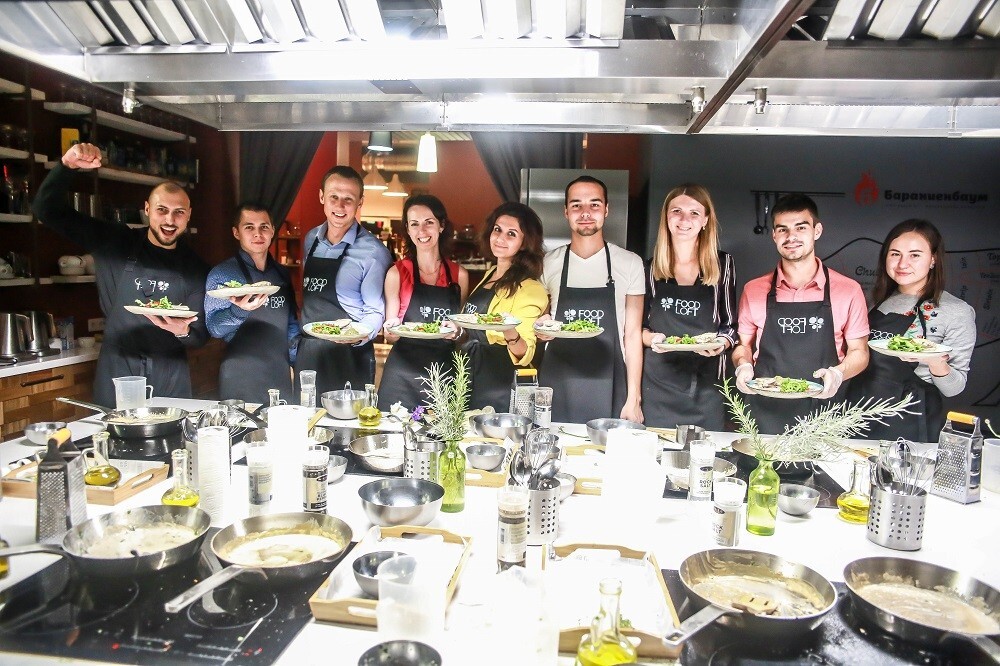 Встреча выпускников за совместной готовкой в кулинарной студии FoodLoft СПб