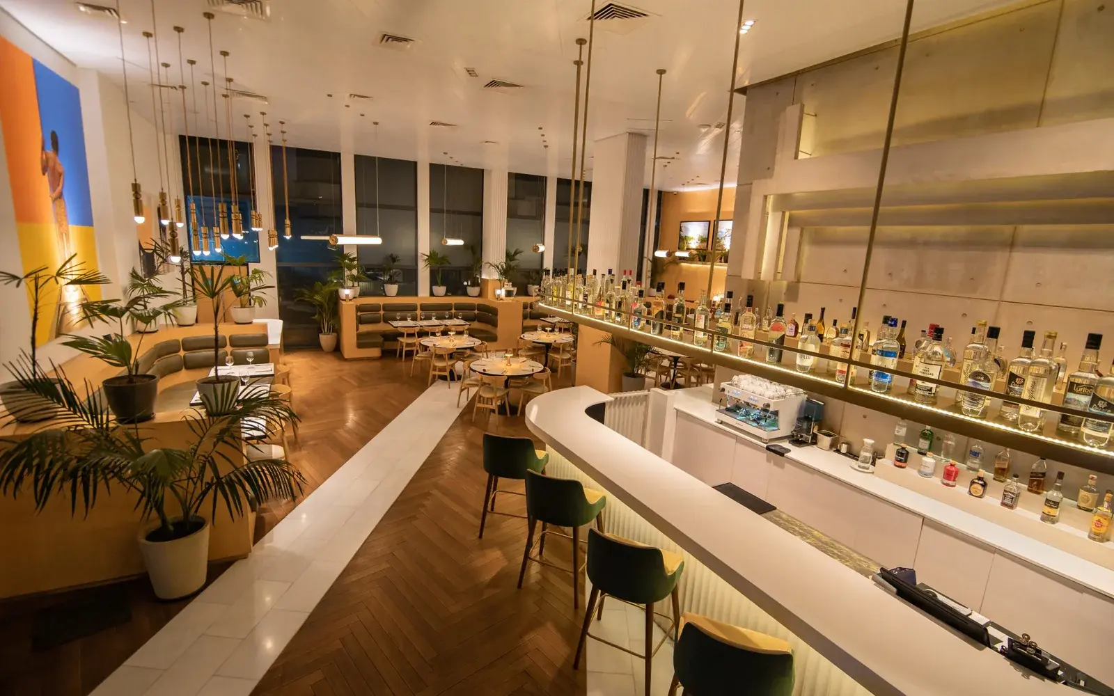 Бар и ресторан с панорамными окнами и барной стойкой, MET Hotel, Ла-Пас
