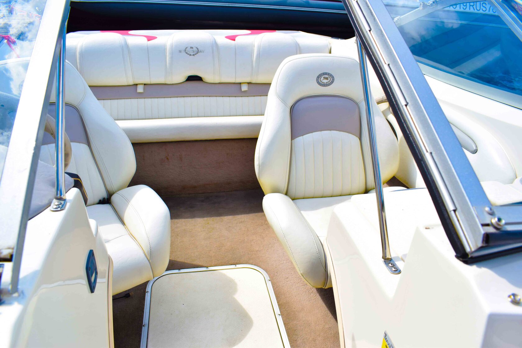 Мягкие сидения катера Stingray - комфортная прогулка