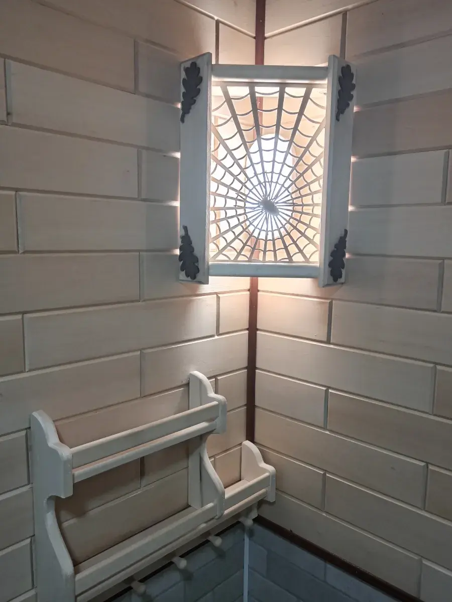 Деревянный абажур ручной работы для бани.