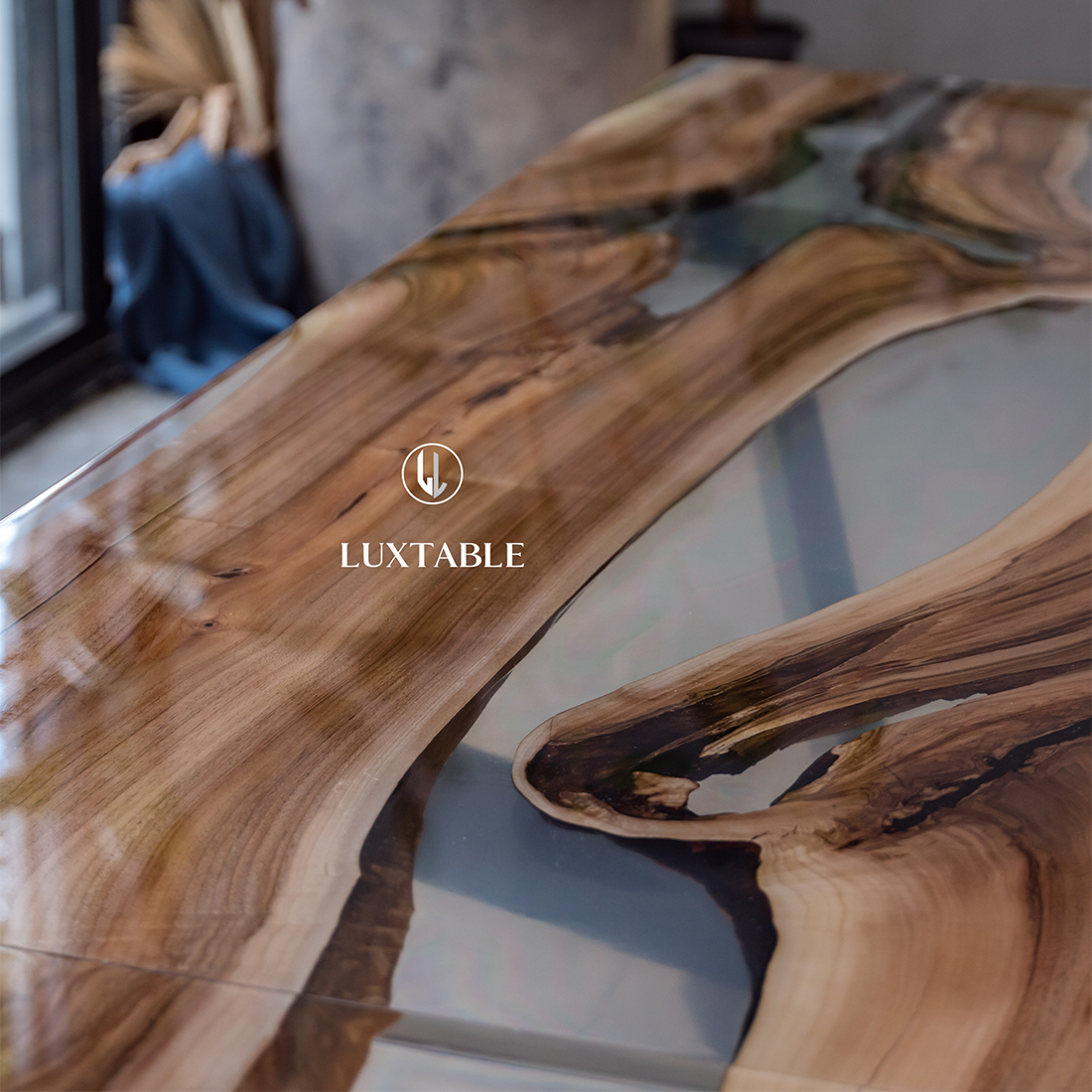 Epoxidharz Tische Alagoas aus europäischem Nussbaum und hellblauem Epoxidharz mit Metallic Effekt