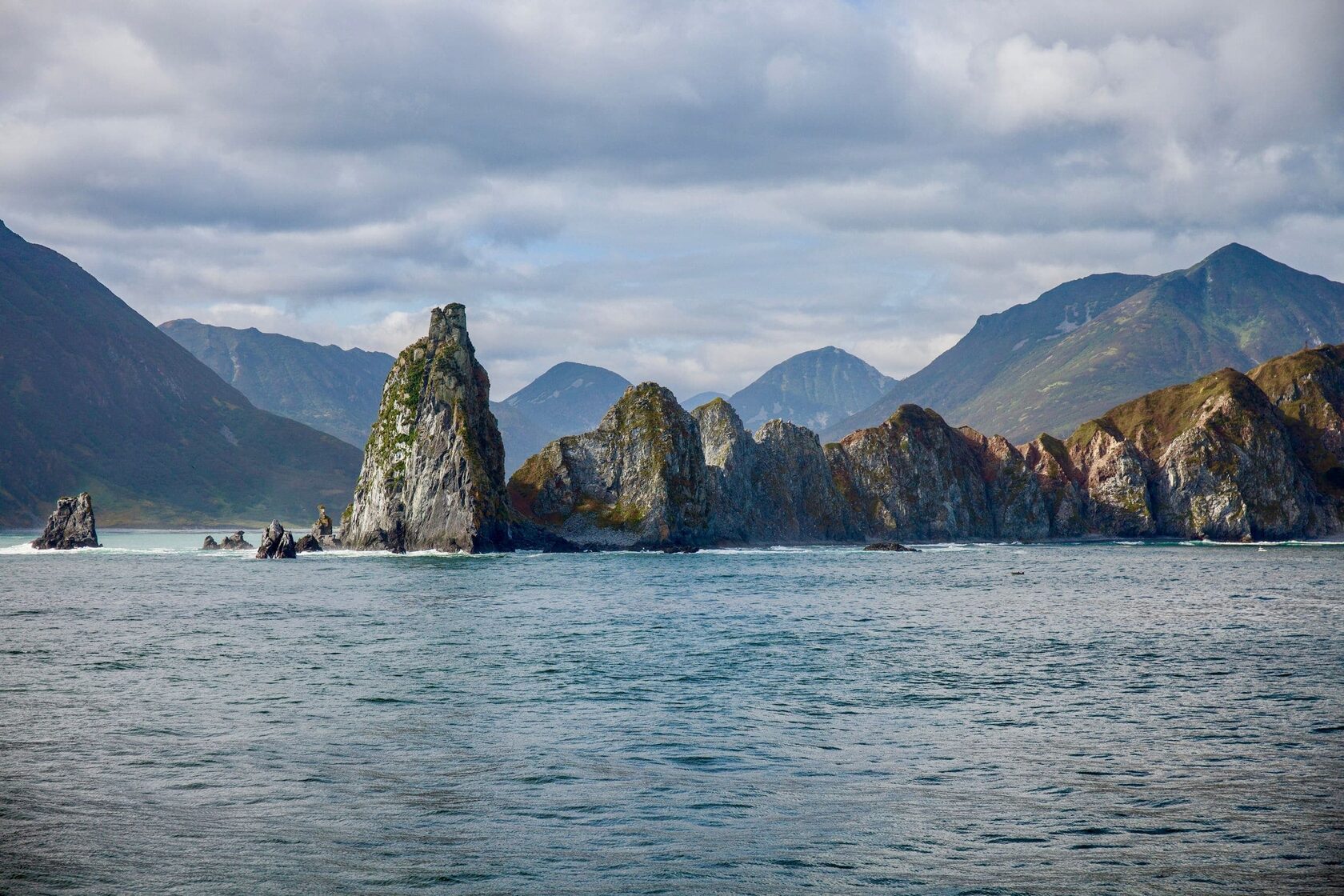 Морские прогулки камчатка. Остров старичков Камчатка. Морская прогулка Камчатка. Курилы бухта парусная. Бухта русская Камчатка.