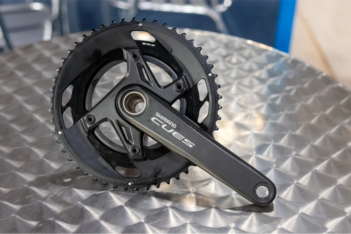 Трансмиссия Shimano CUES под руль-баран. Источник фото https://bikerumor.com