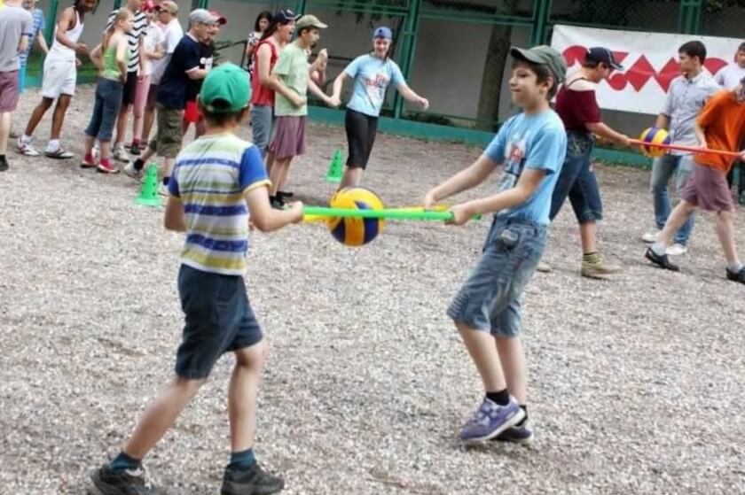 спортивные развлечения. детская эстафета на улице летом. спортивные конкурсы. какие эстафеты можно провести. необычные эстафеты для детей.