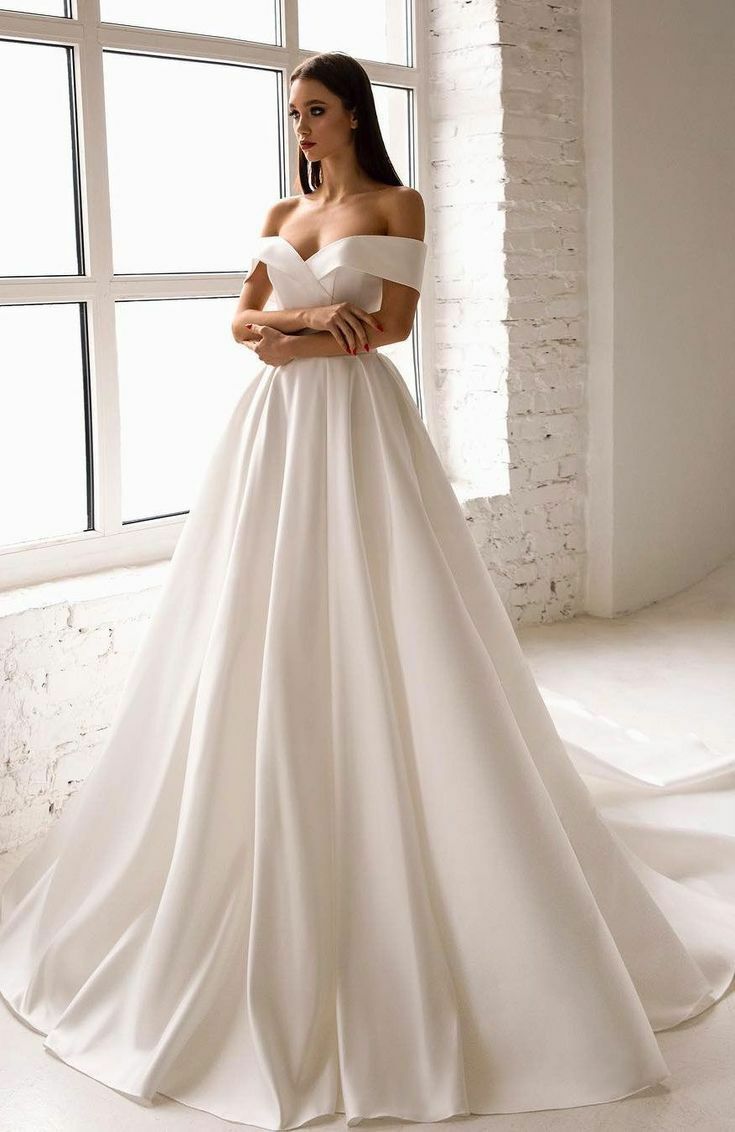 Свадебное платье с открытыми плечами — фото