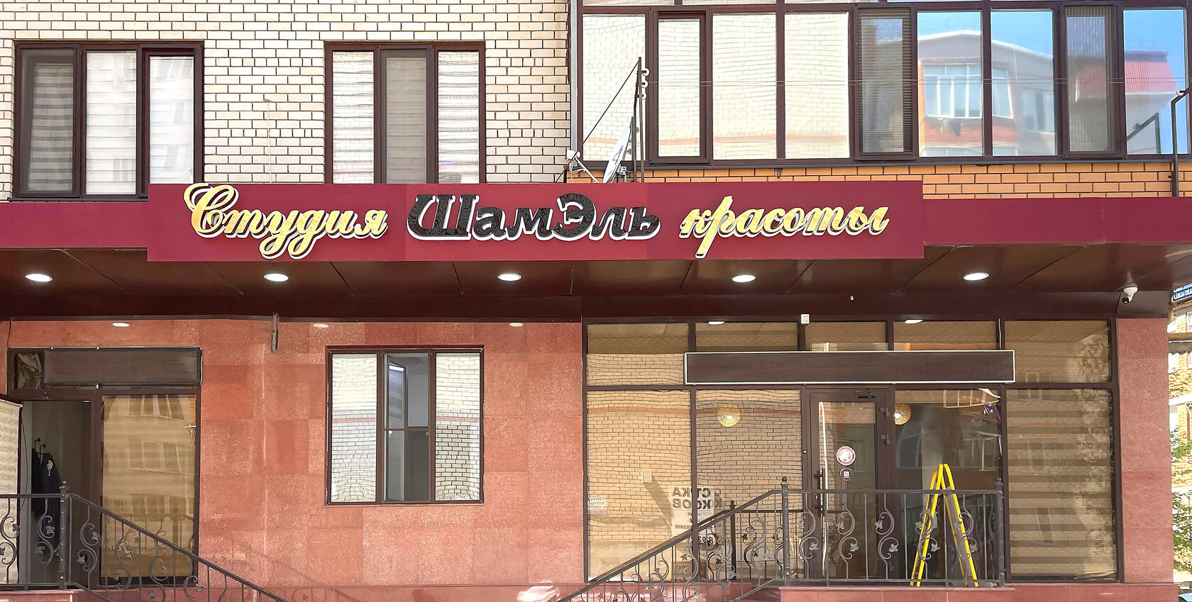 Объемные буквы из черного глянцевого акрила с алюминиевыми бортами и контражурной подсветкой на фоне серебристого композита. В светлое время - стильно и серьёзно. В темное время суток - яркий контур вокруг букв!