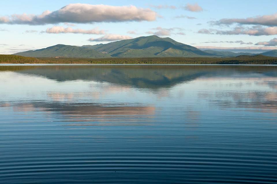 Озера острова сахалин. Озеро изменчивое Сахалин. Озеро изменчивое Южно Сахалинск. Озеро Буссе Сахалин. Озеро Тунайча на Сахалине.