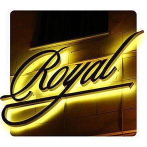 Вывеска Royal с контражурной подсветкой