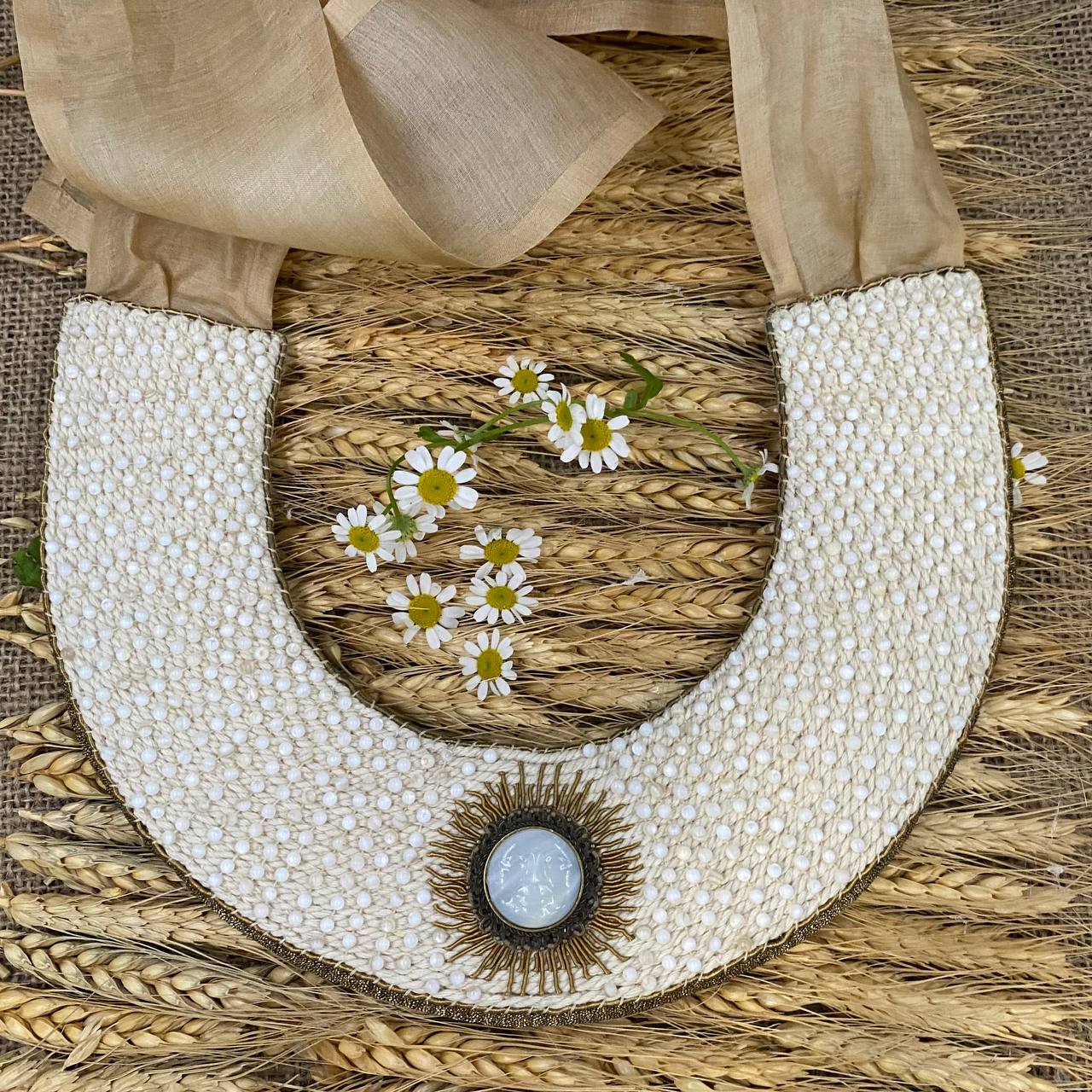 Заборошник из перламутровых бусин с медальоном-камей на фоне пшеничных колосьев и полевых ромашек