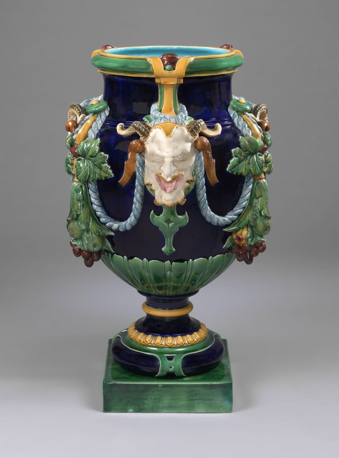 5. Ваза. 1883. Музей Виктории и Альберта, Лондон. https://collections.vam.ac.uk/item/O1509635/vase-minton/ (дата обращения: 4.02.2025).