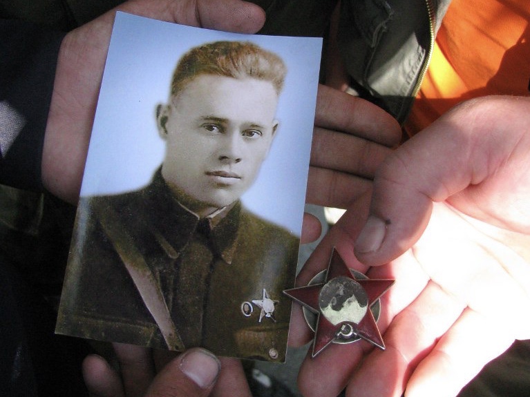 девушка с кольцом на пальце. дактилоскопия криминалистика. следы папиллярных узоров пальцев рук. следы обуви. безымянный след.