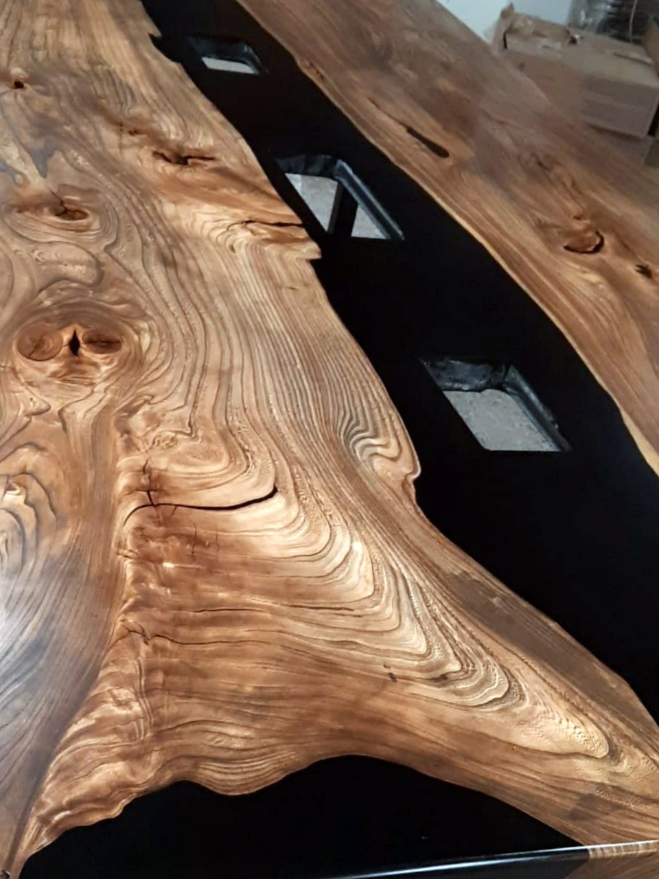 Table en bois massif et résine époxy.