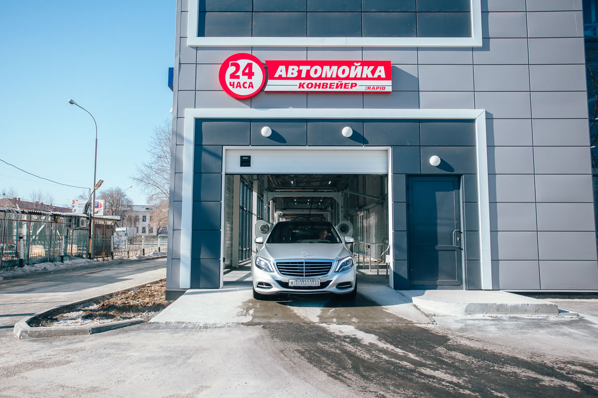 Автомобиль въезжает в бокс автомойки