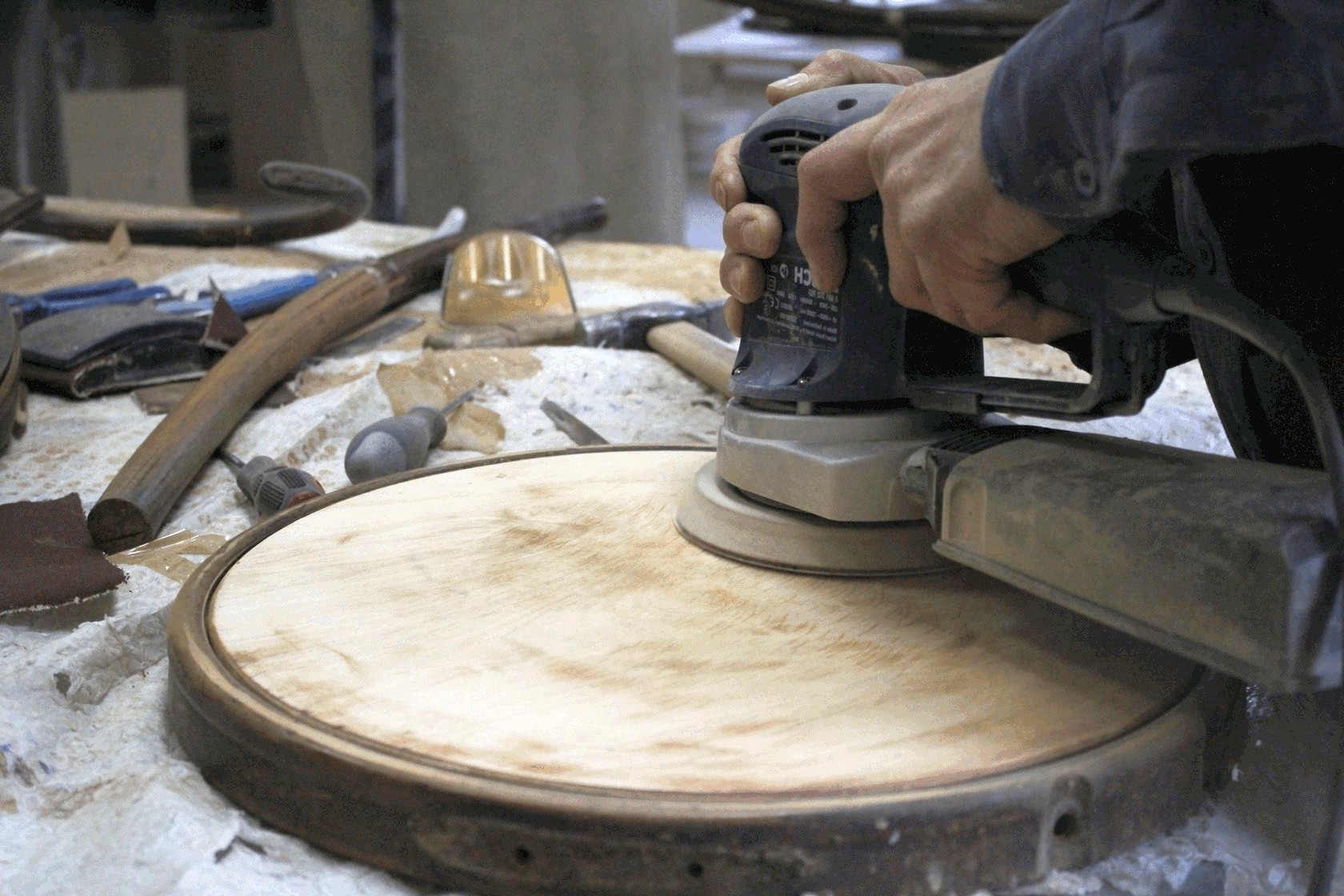Реставрация цен в москве. Реставрация деревянных изделий. Восстановление изделий из дерева. Реставрация деревянного стола. Машинки для реставрации деревянных изделий.