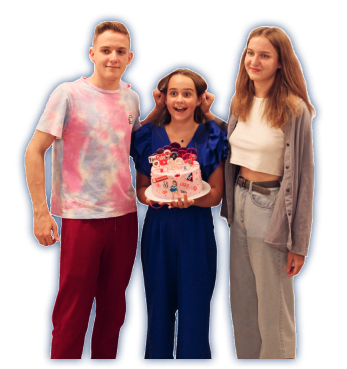 Люди во время праздника поздравляют с днем рождения тортом