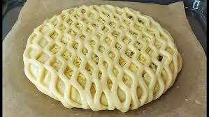 Пекарь готовит пиццу