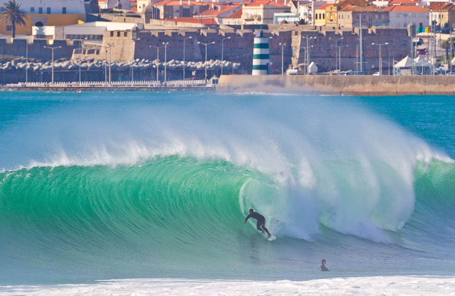Пенише Португалия волны
