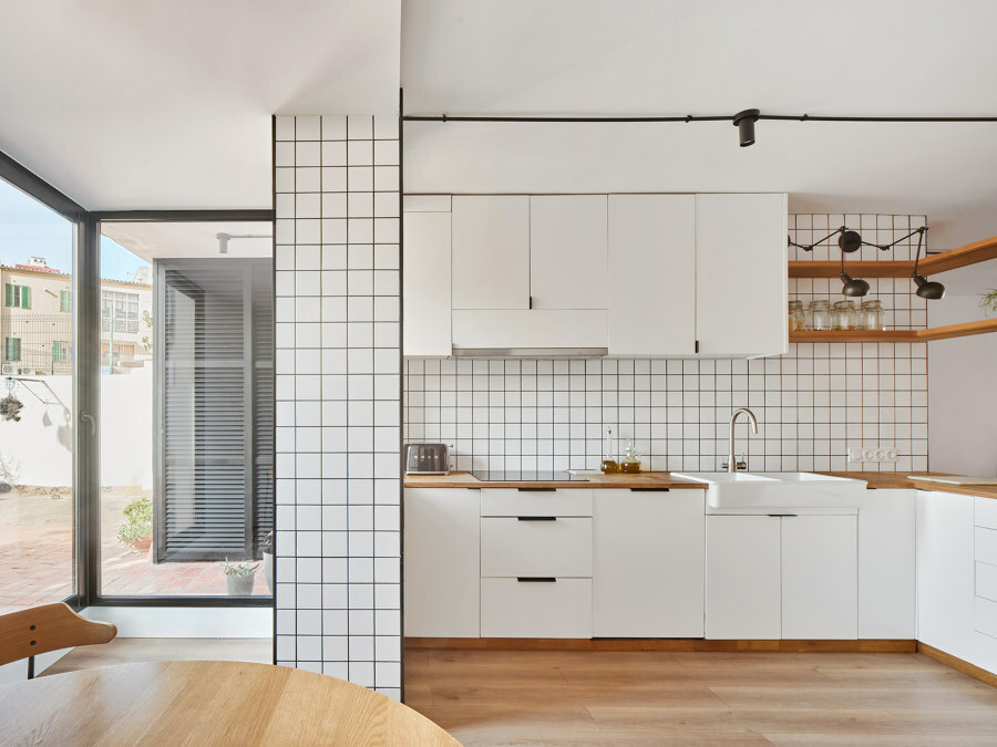 дизайн белой плитки на кухне