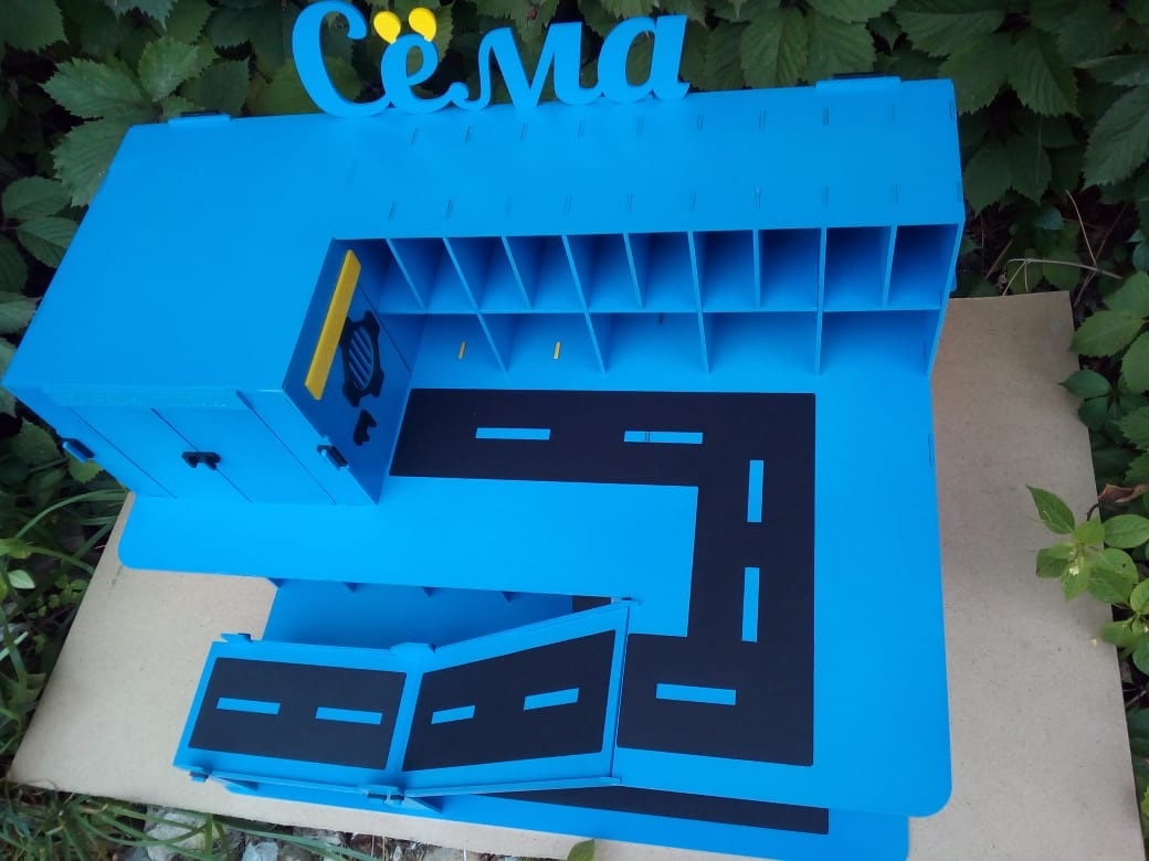 Парковка большая, с трамплином из фанеры