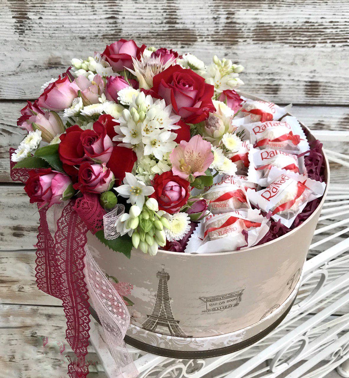 Сладкие подарки с доставкой в Нижнем Новгороде. Цветы в шляпной коробке. Цветы и конфеты в шляпной коробке.