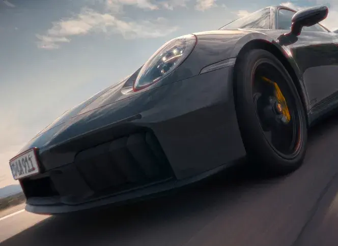Porsche 911 Carrera GTS в движении, вид спереди