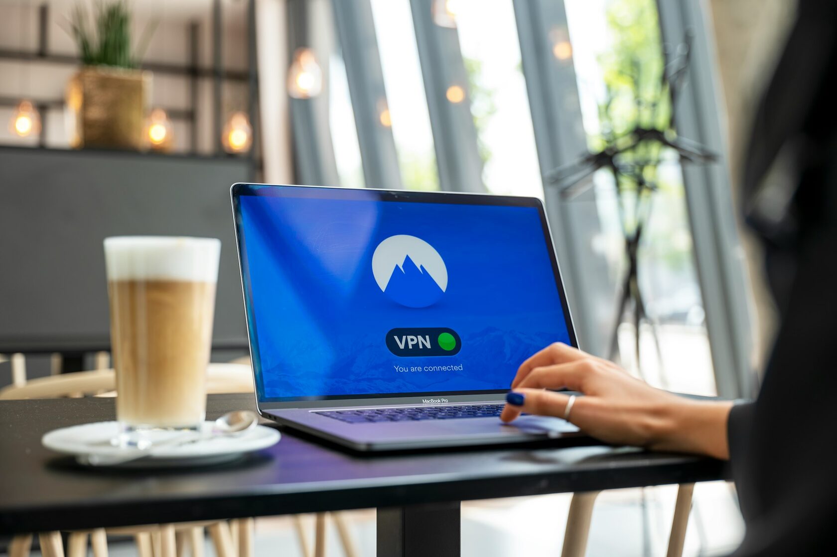 VPN ноутбук Wi-Fi безопасность в кафе