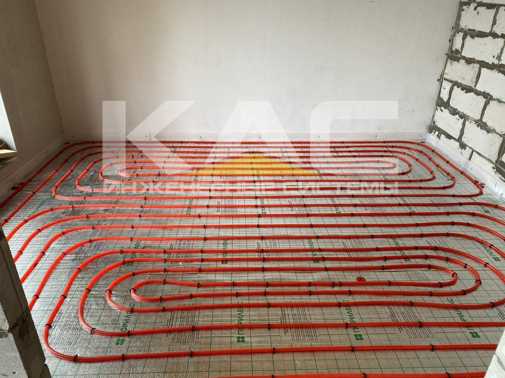 Теплый пол в комнате. Теплый пол картинки. Теплый пол комната. Укладка теплого пола в ванной. Теплый пол в комнате.