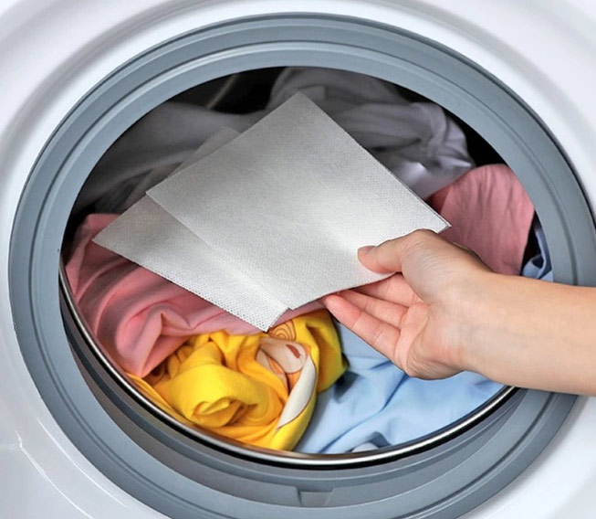 Използването на цветоулавящи кърпички не винаги гарантира, че дрехите ще бъдат предпазени от оцветяване в нежелани нюанси при пране