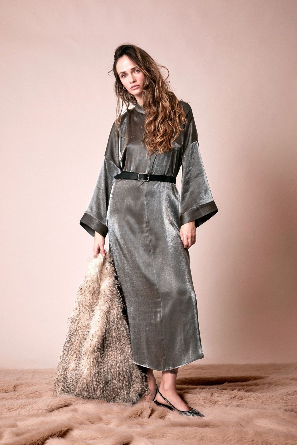 Shirtaporter: abito lamé con maniche ampie e cintura in pelle