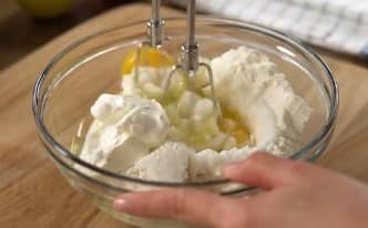 Приготовление насыпного пирога с творогом и яблоками в духовке: шаг 4