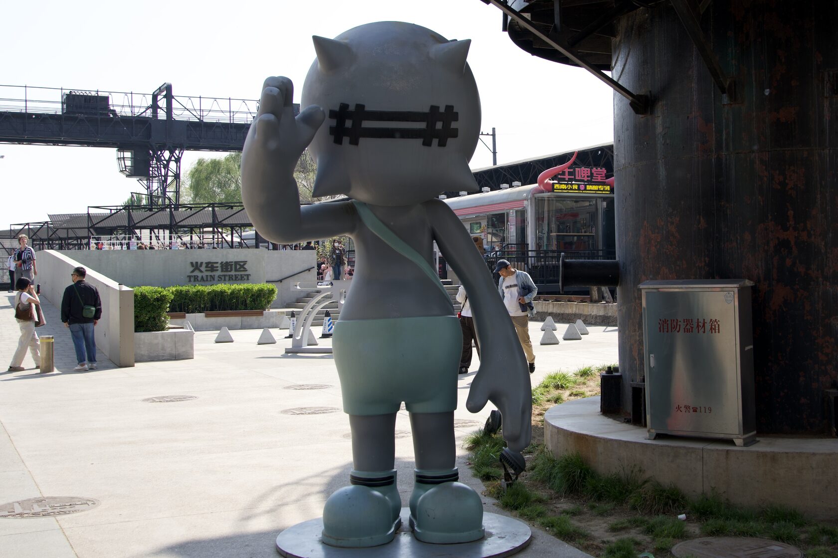 Арт-квартал 798 в Пекине: уличная скульптура персонажа в индустриальном пространстве Train Street