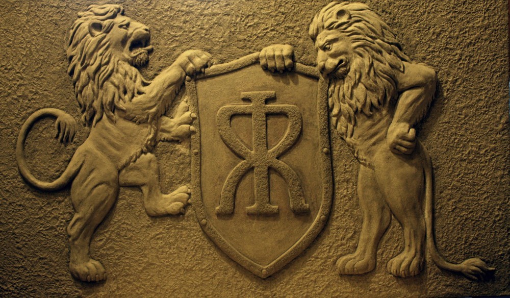 Какой герб со львом. Барельеф Месопотамия Лев. Герб со львом. Барельеф собака. Геральдика барельеф.